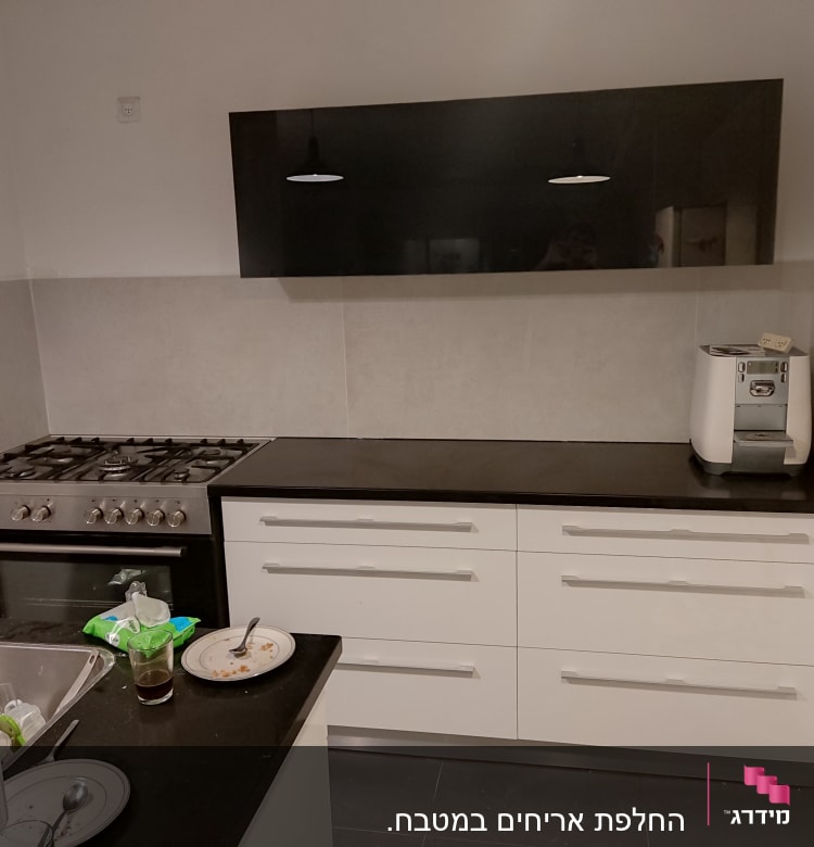 מטבח עם כיריים, תנור ומגירות לבנות